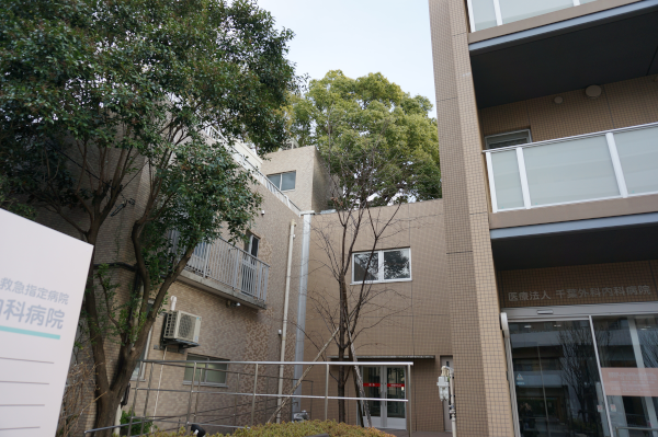 緑に囲まれた病院
